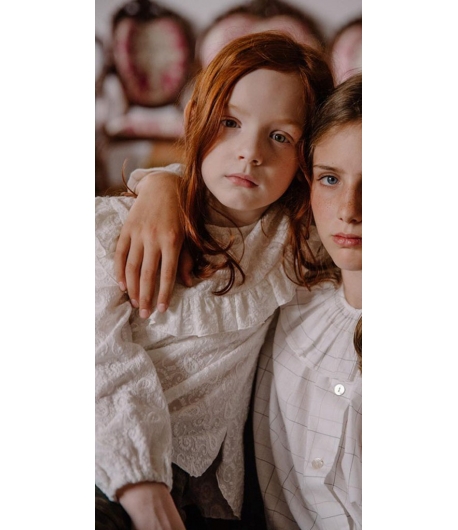 Blusa beige bordada Mia y Lia