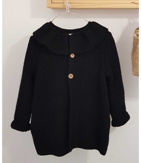 Chaqueta negra cuello volante Mia y Lia