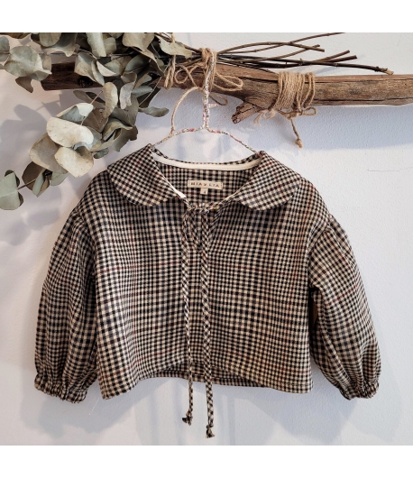 Blusa crop cuadros camel de MIA y LIA