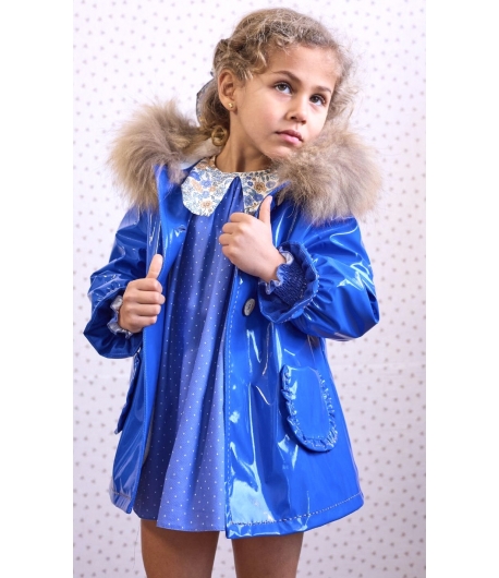 Abrigo charol evase azulón y camel con capucha pelo de LA MARTINICA BY MARIA SOBRINO