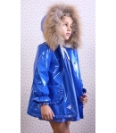 Abrigo charol evase azulón y camel con capucha pelo de LA MARTINICA BY MARIA SOBRINO