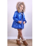 Abrigo charol evase azulón y camel con capucha pelo de LA MARTINICA BY MARIA SOBRINO