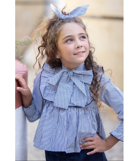 Camisa niña con lazada en rayas azules de MON PETIT BONBON
