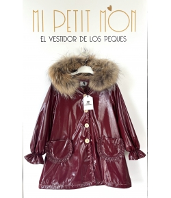 Abrigo charol evase granate y camel con capucha pelo de LA MARTINICA BY MARIA SOBRINO